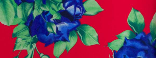 Crespon Koshibo rot mit blauen Blumen